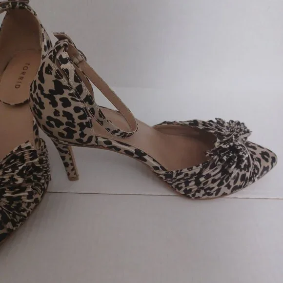 TORRID SATIN BOW LEOPARD PUMP SHOES - Picture 5 of 14